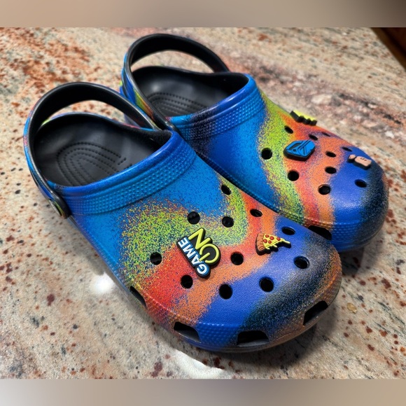 Crocs Black/Rainbow Clogs With Jibbitz Women’s 12/Men’s 10 New Without Tags - Picture 2 of 13
